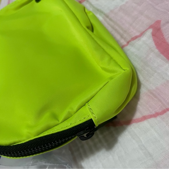 Lululemon Everywhere belt bag - Picture 2 of 7